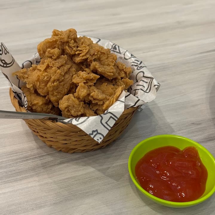 Katsu bites: potongan ayam crispy dalam keranjang rotan dengan saus tomat