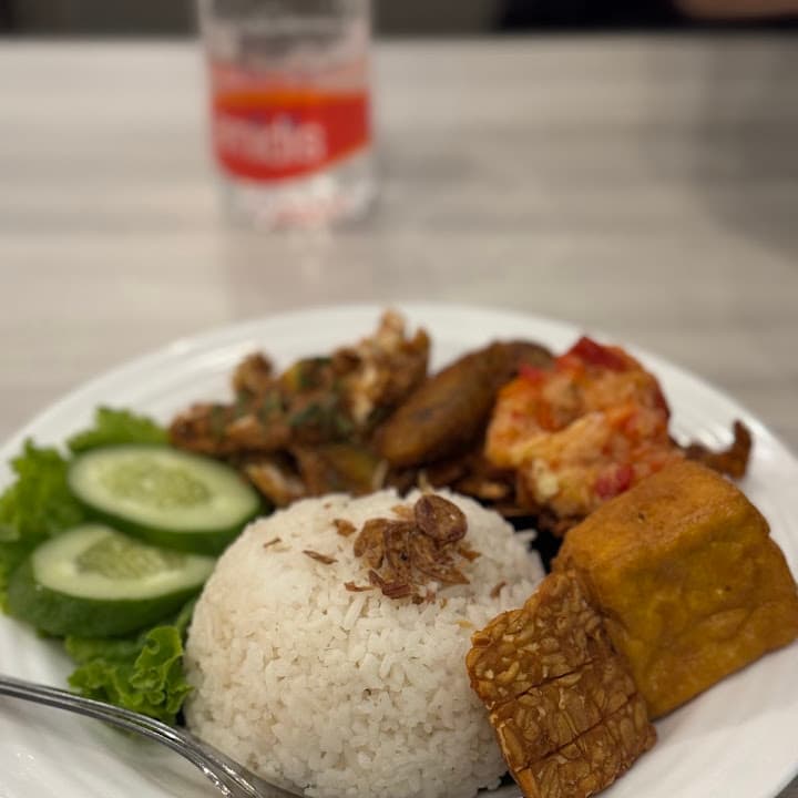 Nasi timbel: nasi putih, ayam rempah, tahu, tempe, dan lalapan segar